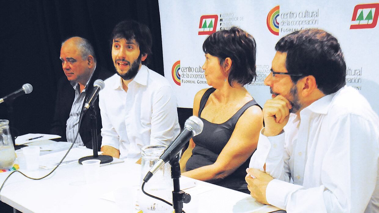 Santiago O’Donnell y Tomás Lukin, autores del libro, junto a Mercedes Marcó del Pont y Alfredo Zaiat.