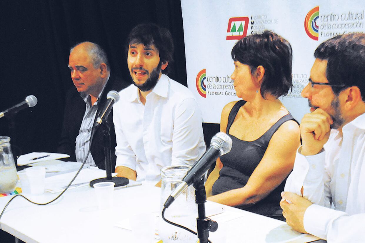 Santiago O’Donnell y Tomás Lukin, autores del libro, junto a Mercedes Marcó del Pont y Alfredo Zaiat.