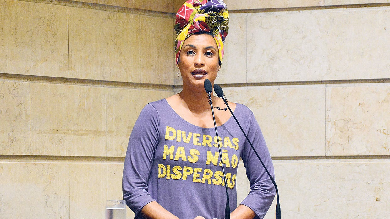 Marielle Franco en una sesión del concejo deliberante de Río de Janeiro. “Diversas pero no dispersas”, dice su camiseta.