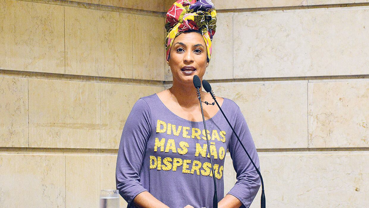 Marielle Franco en una sesión del concejo deliberante de Río de Janeiro. “Diversas pero no dispersas”, dice su camiseta.