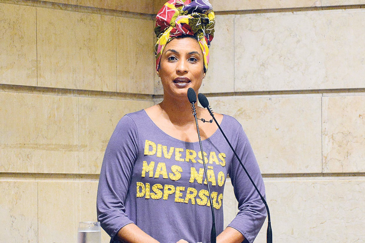 Marielle Franco en una sesión del concejo deliberante de Río de Janeiro. “Diversas pero no dispersas”, dice su camiseta.