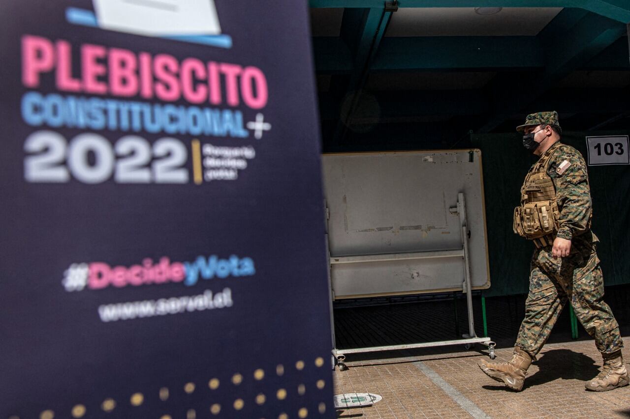 Un soldadocamina delante de un puesto de votación en la capital chilena.
