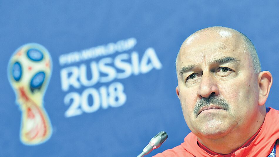 El DT Stanislav Cherchésov, quien festeja los goles con la venia.