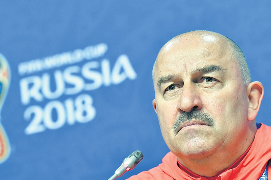 El DT Stanislav Cherchésov, quien festeja los goles con la venia.