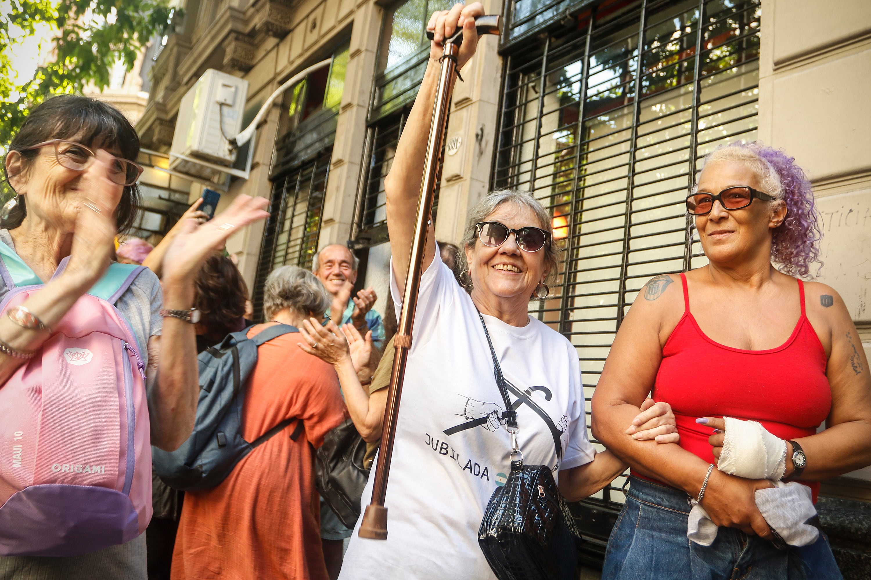 "Jubilada patotera", dice la remera de Bety, en referencia a los dichos de  Patricia Bullirch.