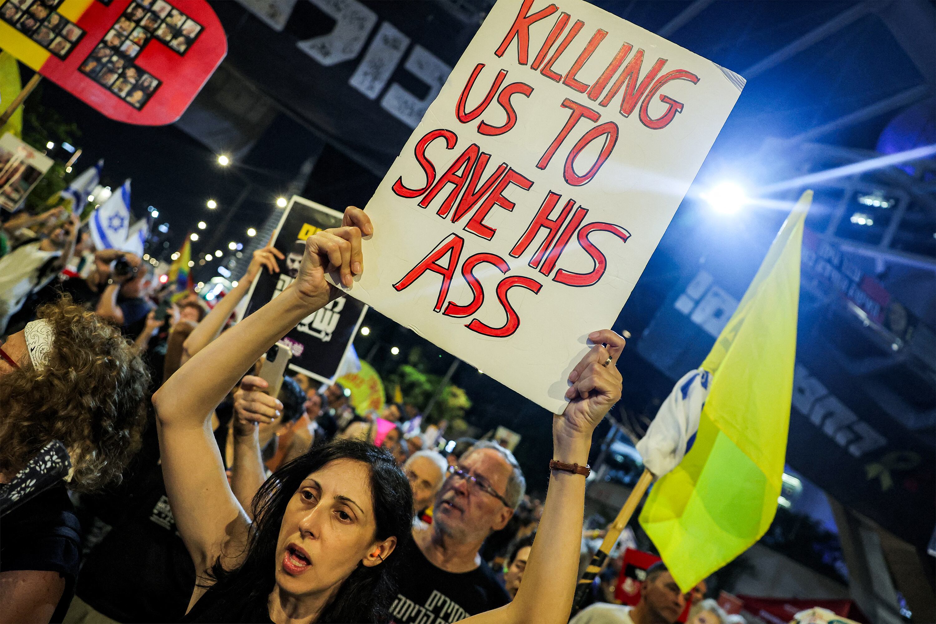 Una manifestante sostiene un cartel contra Netanyahu durante una nueva jornada de protestas en Tel Aviv