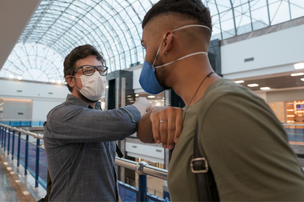 Las personas infectadas asintomáticas no suelen generar toses o estornudos que generen aerosoles de tamaño mayor a 5 micras. En estos casos deben considerarse otras vías de transmisión.