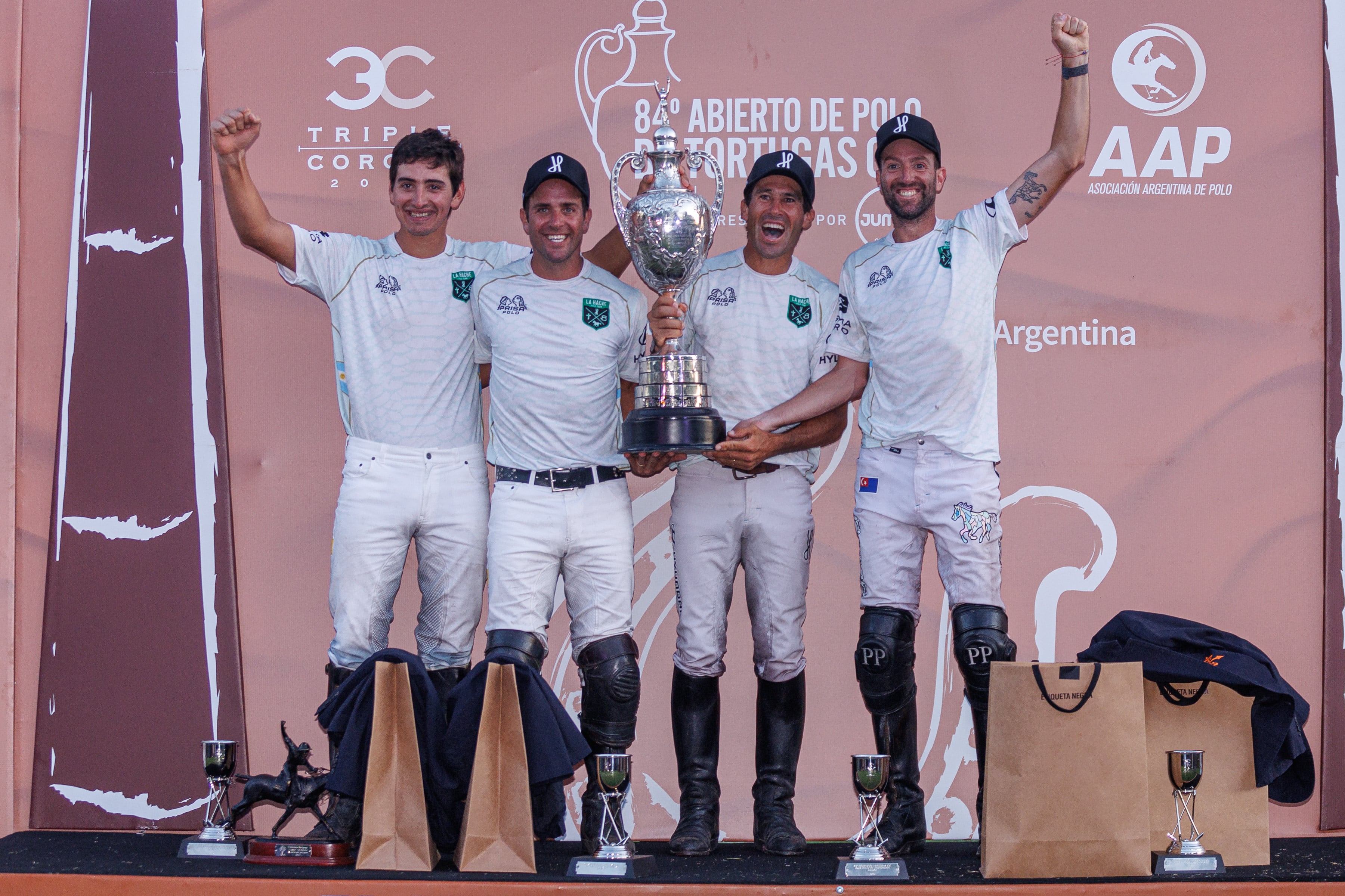 Los jugadores de La Hache con la Copa