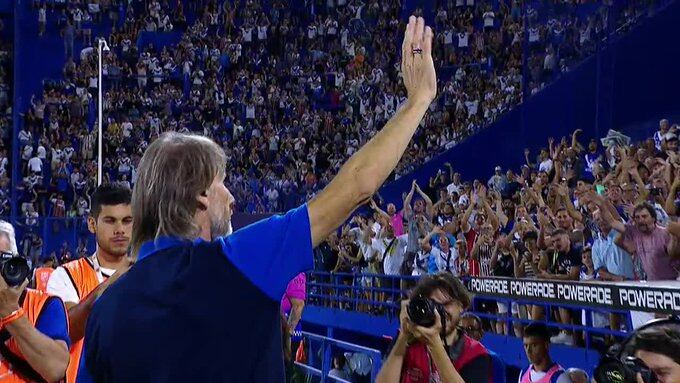 Mucha gente se acercó a Liniers para darle la bienvenida al "Tigre" Gareca