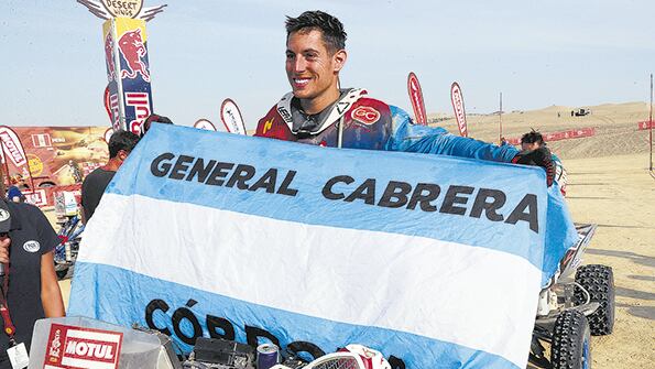 Cavigliaso sostiene la bandera de Argentina en la capital peruana.