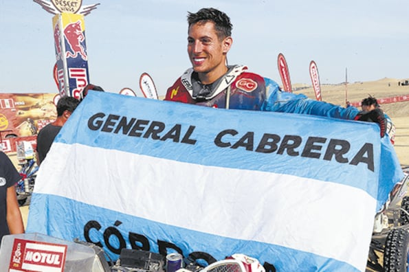 Cavigliaso sostiene la bandera de Argentina en la capital peruana.