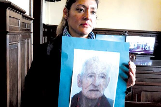 Lucrecia Guanca, con la foto de su padre, durante el debate oral en 2017