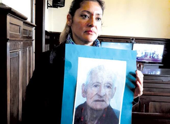 Lucrecia Guanca, con la foto de su padre, durante el debate oral en 2017