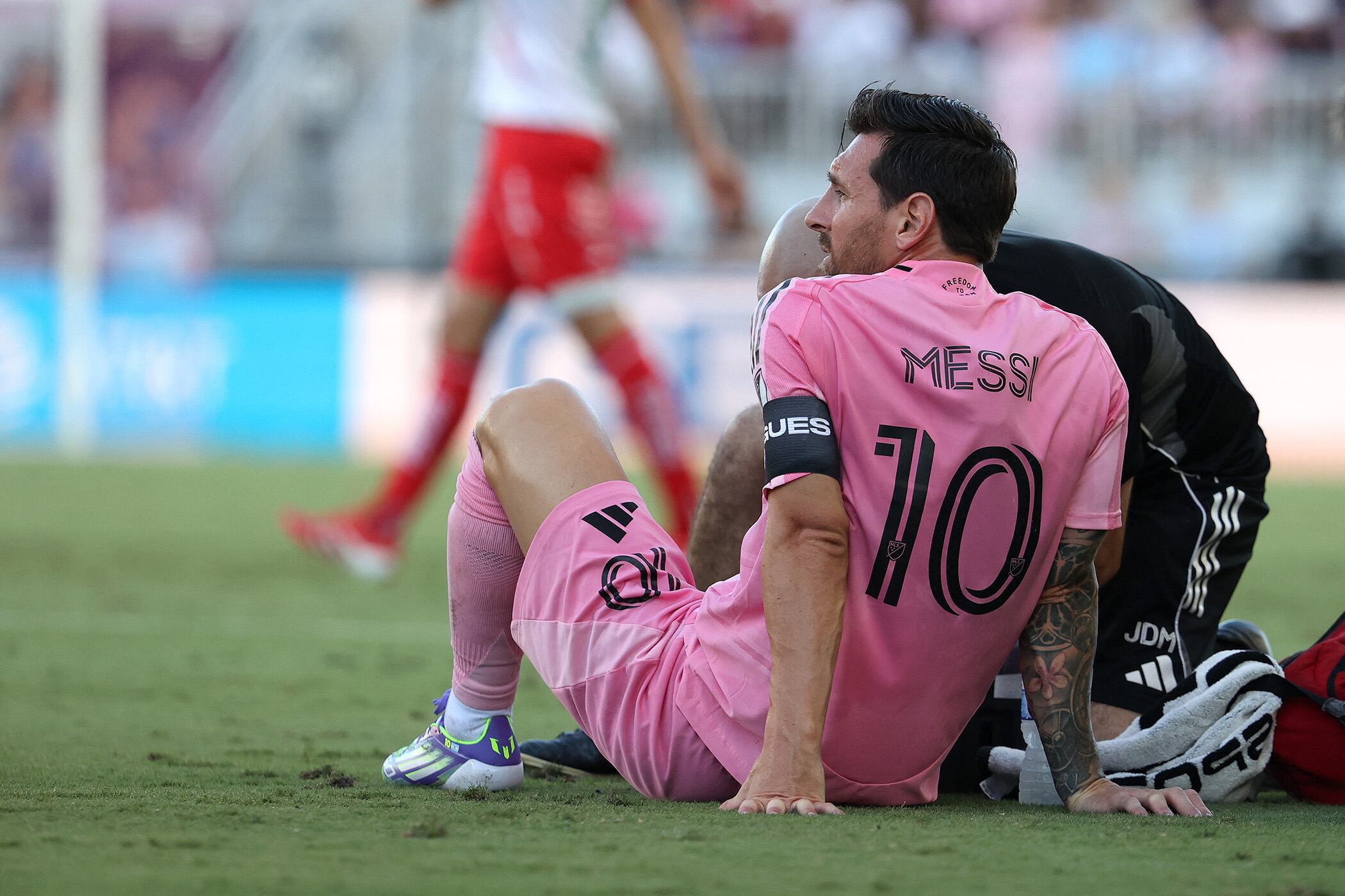 El momento en el que Messi recibió atención médica en el campo