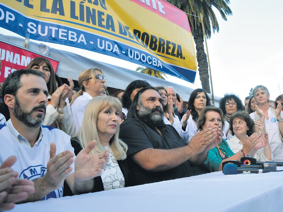 Dirigentes de los seis sindicatos de la provincia, en la Carpa de la Dignidad.