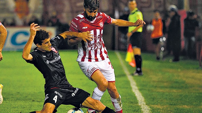 Araujo sale al cruce. El Globo se impuso con gol de Romero Gamarra.