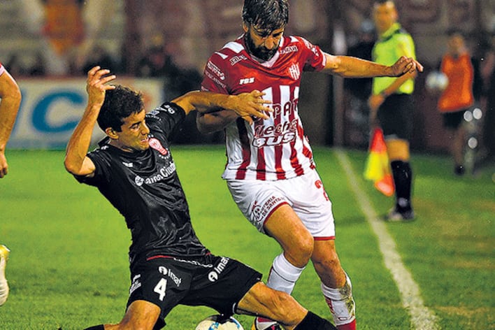 Araujo sale al cruce. El Globo se impuso con gol de Romero Gamarra.