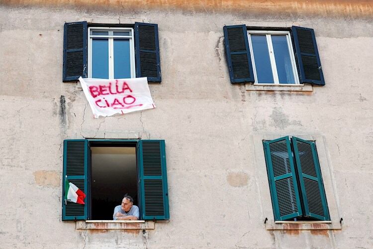 Los balcones de Italia se llenaron de banderas: muchos cantaron la canción emblemática de los partisanos.