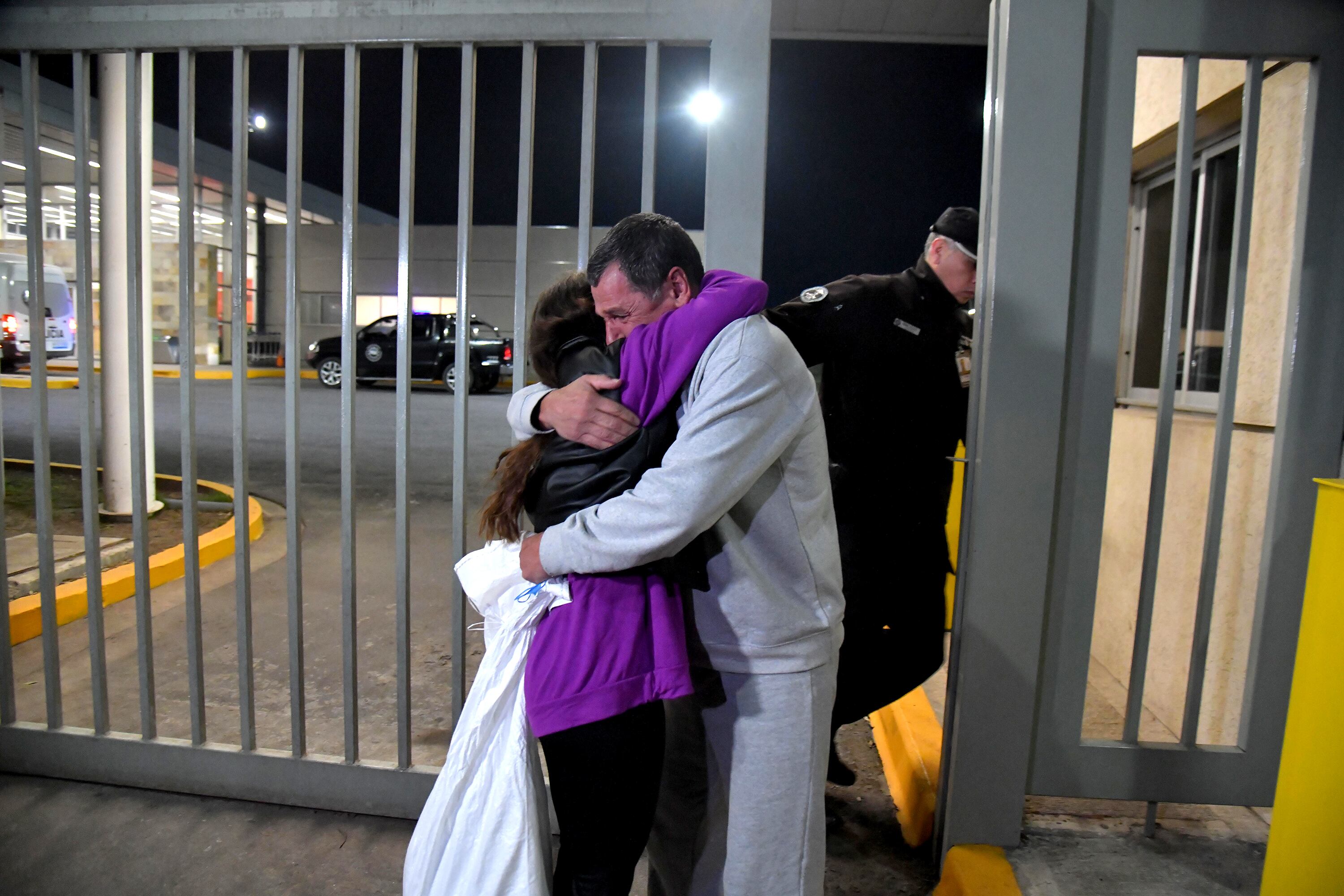 Los argentinos deportados se encontraron con sus familias en Ezeiza.