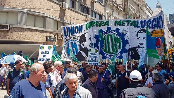 La UOM marchó hacia el Congreso luego de que se frenó la negociación paritaria.