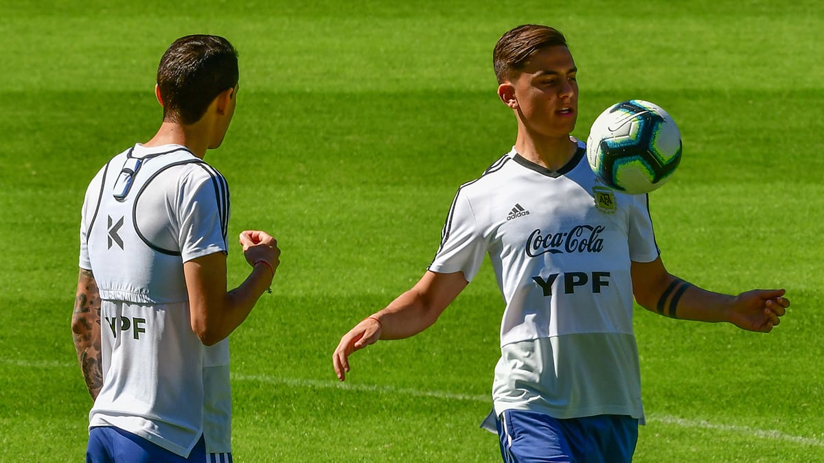 Dybala durante la práctica junto a Angel Di María.