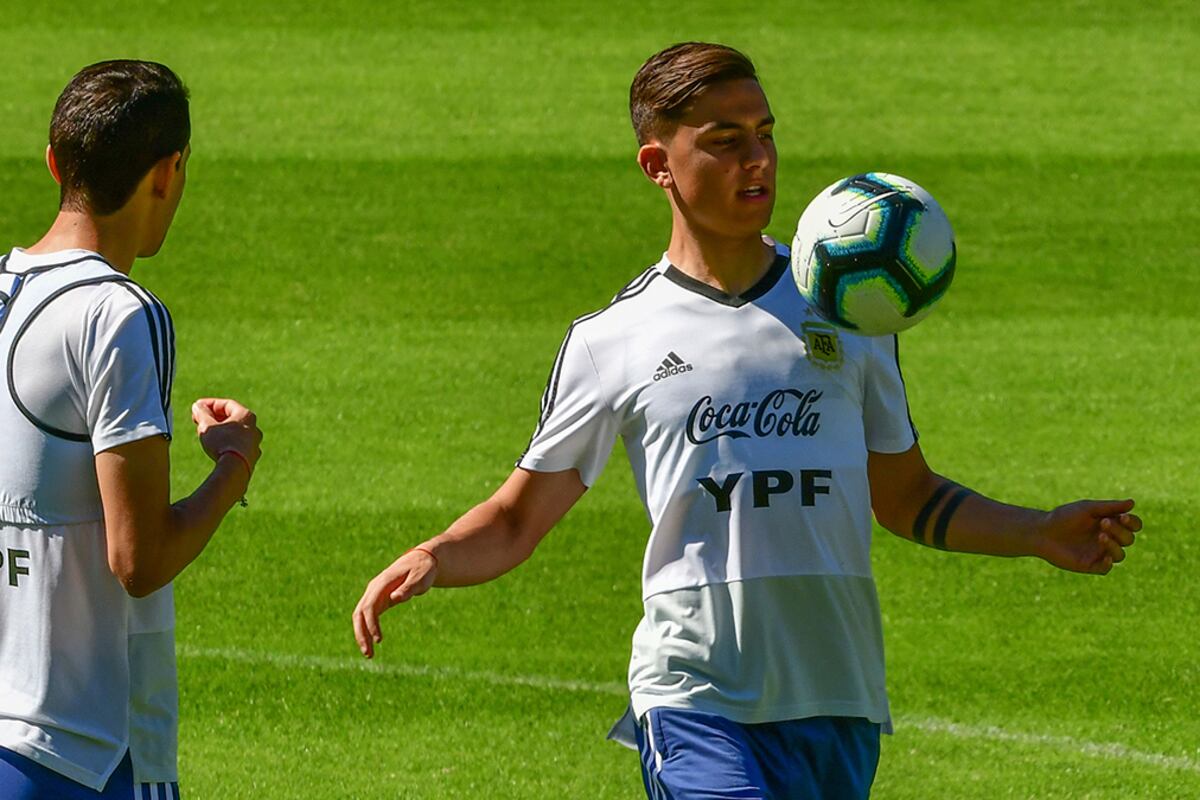 Dybala durante la práctica junto a Angel Di María.