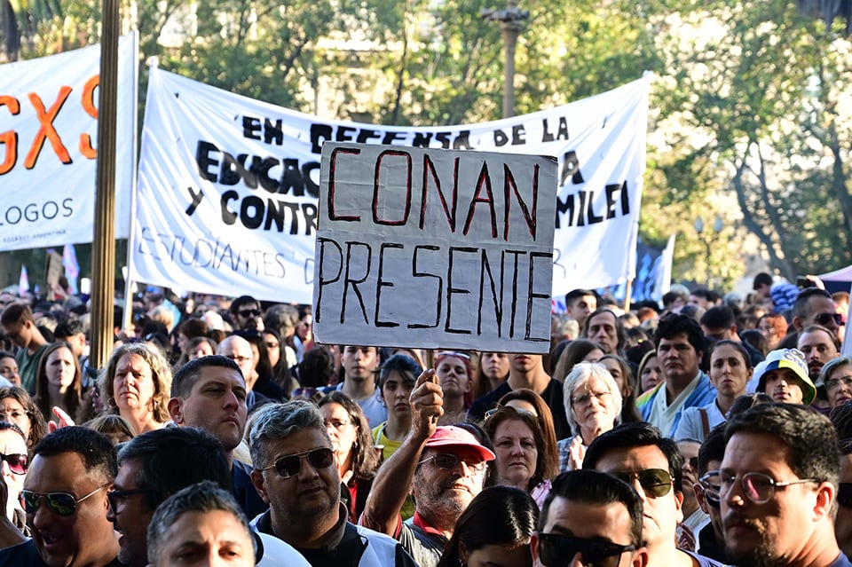 Nadie recordaba haber visto tan colmada a la plaza San Martín. 