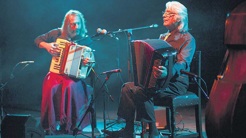 Barboza junto a Chango Spasiuk. A los 80 años, tiene pensado comenzar estudios de orquestación y lectura.