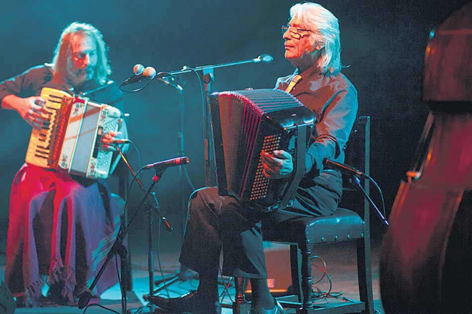 Barboza junto a Chango Spasiuk. A los 80 años, tiene pensado comenzar estudios de orquestación y lectura.