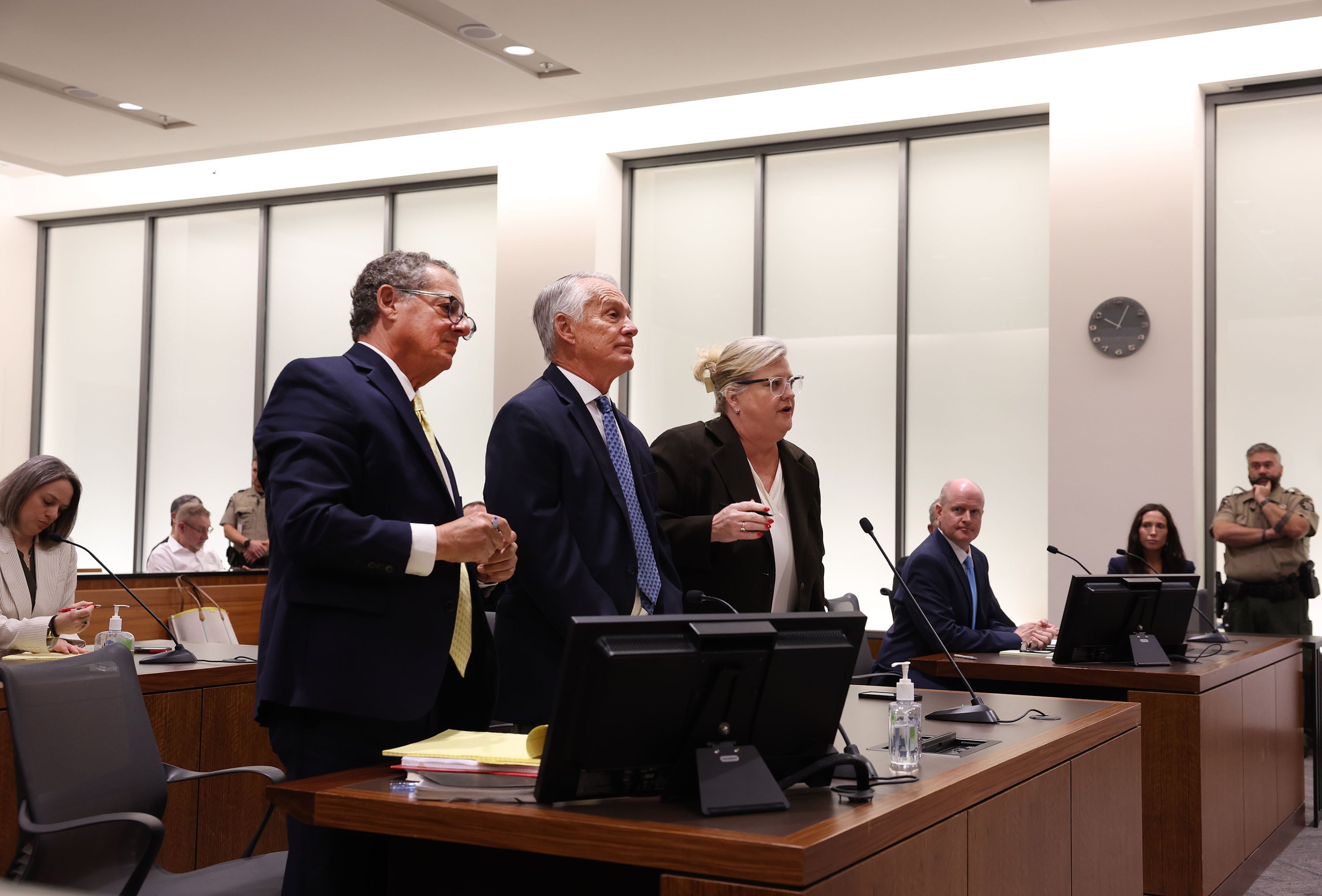 Los abogados defensores Richard G. Novak, Michael N. Burt y Kathryn Nester representan a Tyler Robinson.