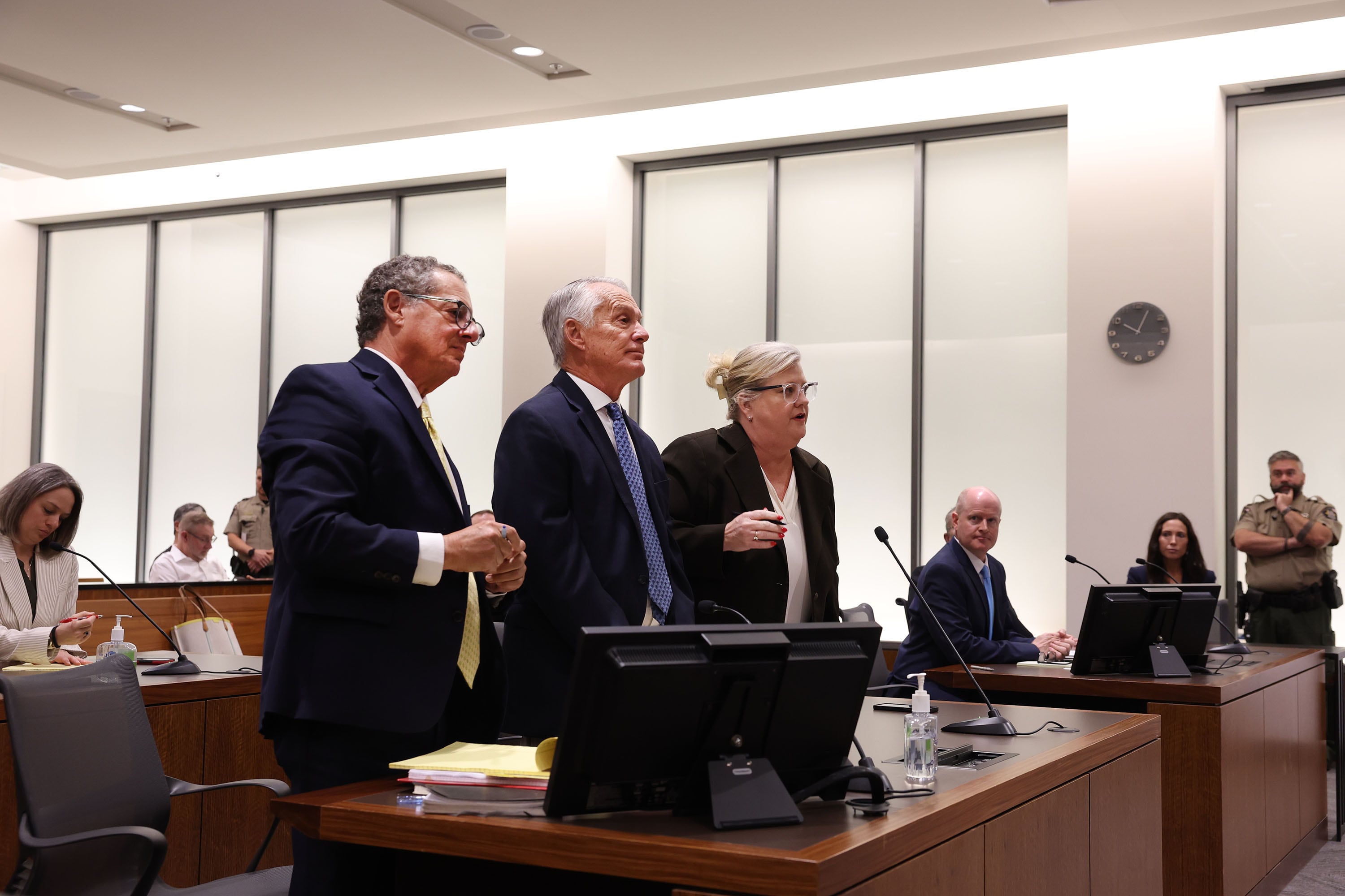 Los abogados defensores Richard G. Novak, Michael N. Burt y Kathryn Nester representan a Tyler Robinson.