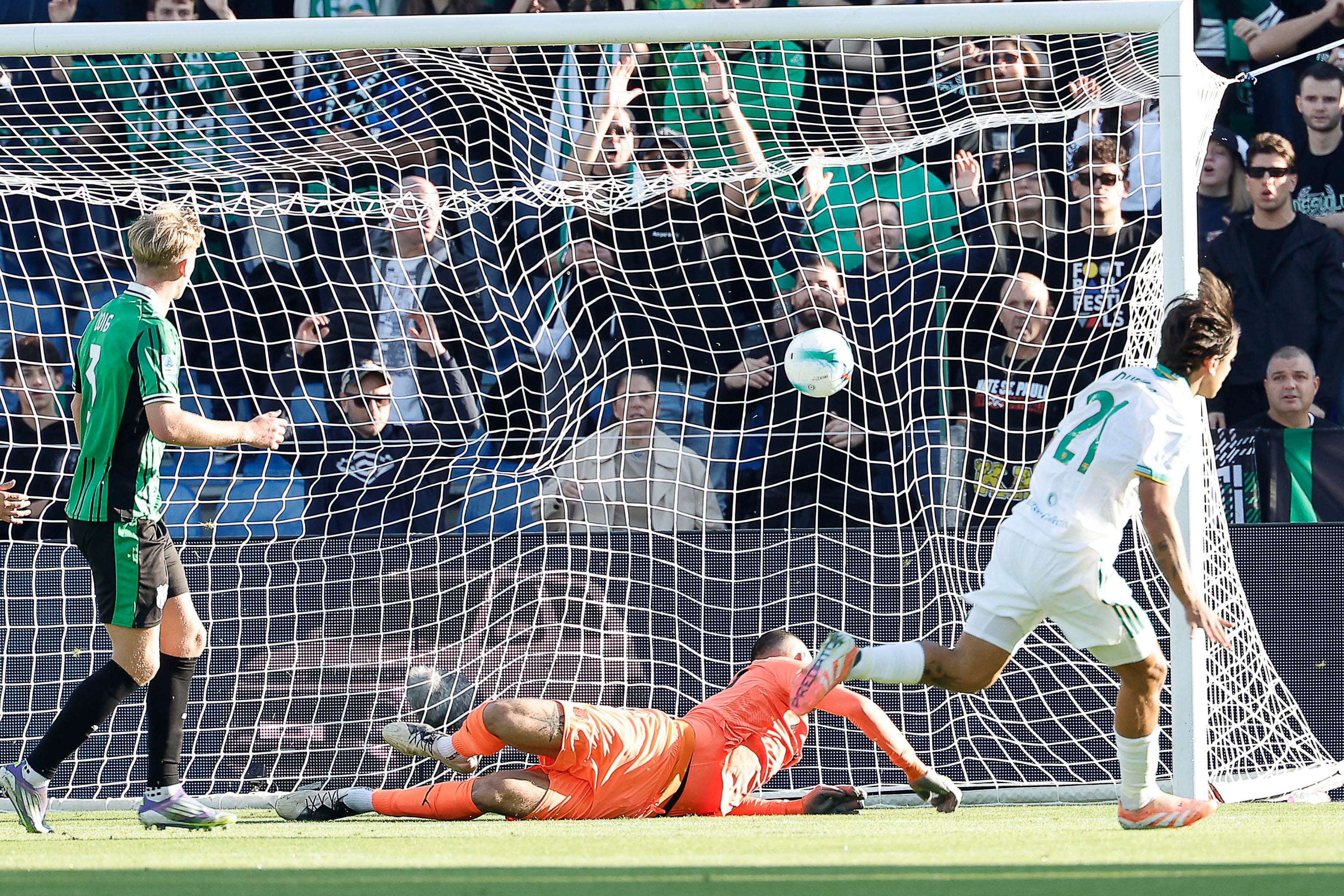 Dybala ya la embocó, para sufrimiento de los hinchas del Sassuolo