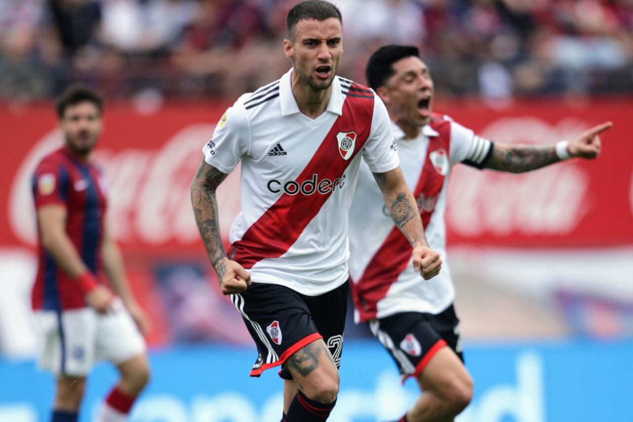 Mammana festeja su gol seguido por Enzo Pérez