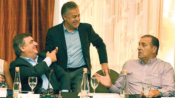 Mario Negri y Alfredo Cornejo dialogan con el senador Angel Rozas, durante una conferencia de prensa.
