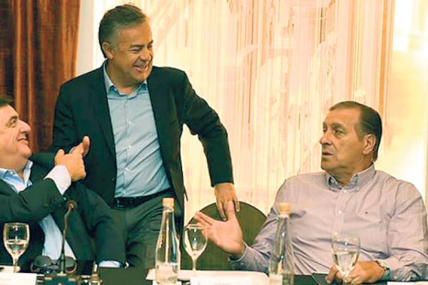 Mario Negri y Alfredo Cornejo dialogan con el senador Angel Rozas, durante una conferencia de prensa.