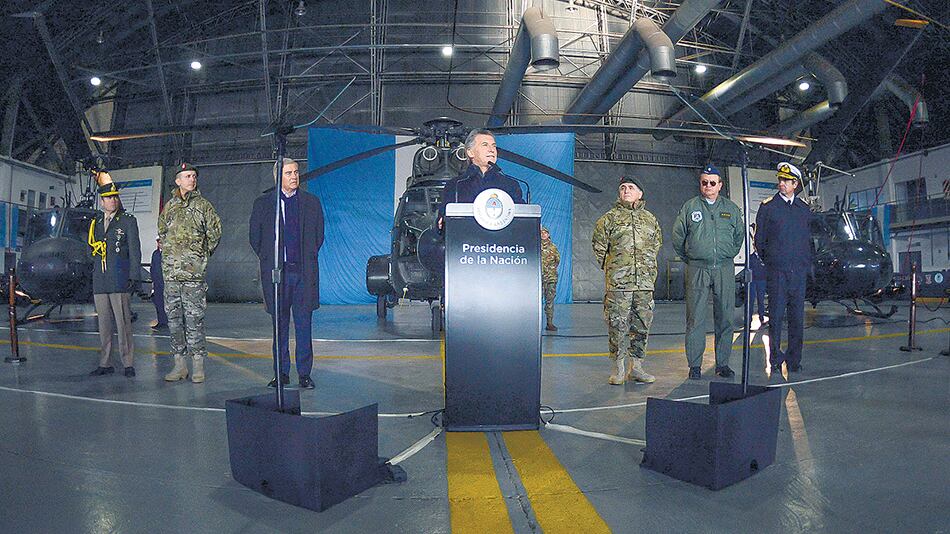 El presidente Mauricio Macri hizo el anuncio desde un hangar en Campo de Mayo junto al ministro de Defensa y la cúpula militar.