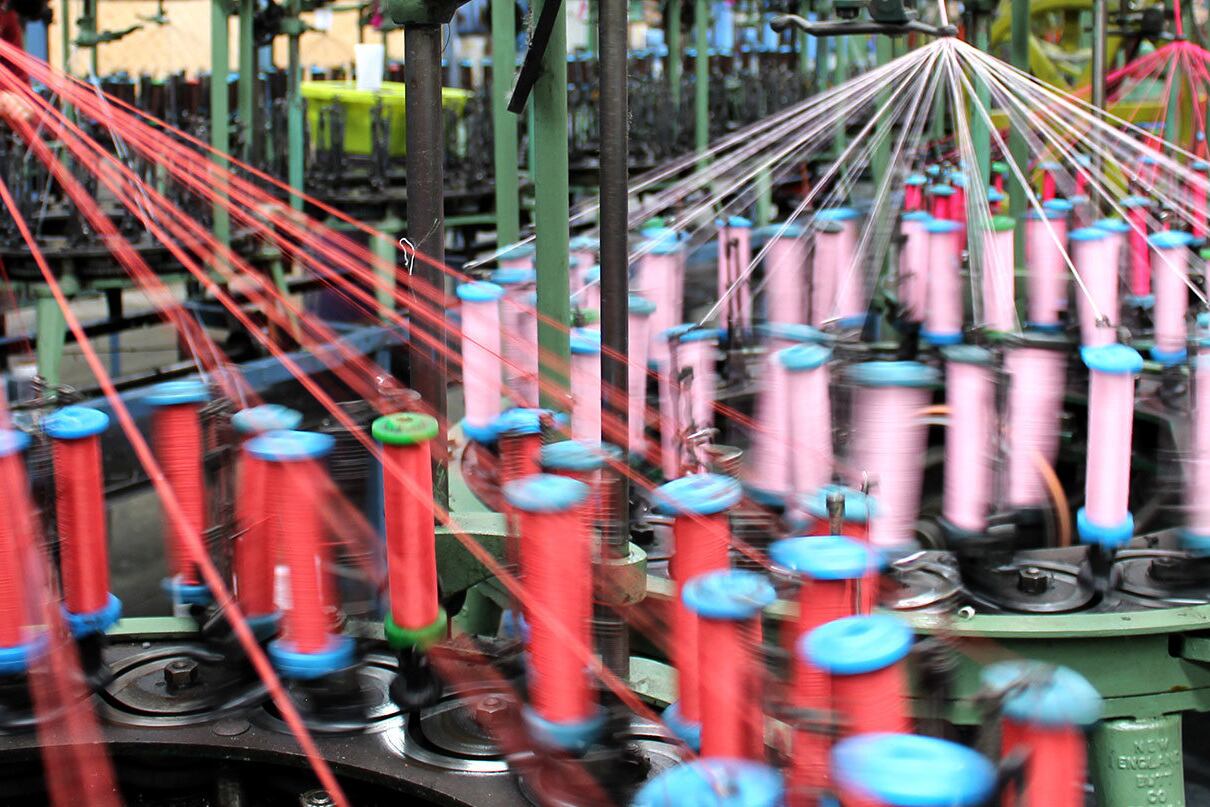 La política comercial aperturista favoreció el ingreso de bienes finales producidos con salarios muy bajos, lo que generó un desplazamiento de la producción local.