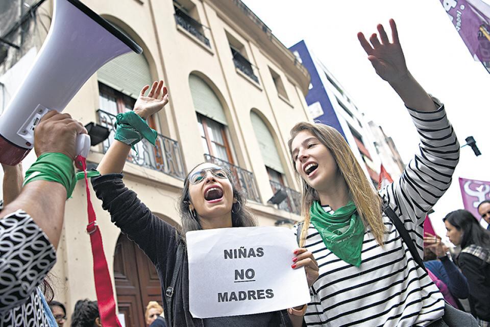 Las protestas en Tucumán por el caso de Lucía, la nena de 11 años a quien sometieron a una cesárea no deseada.