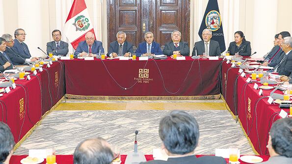 Duberly Rodríguez (centro) preside una reunión de juristas dos días antes de renunciar.