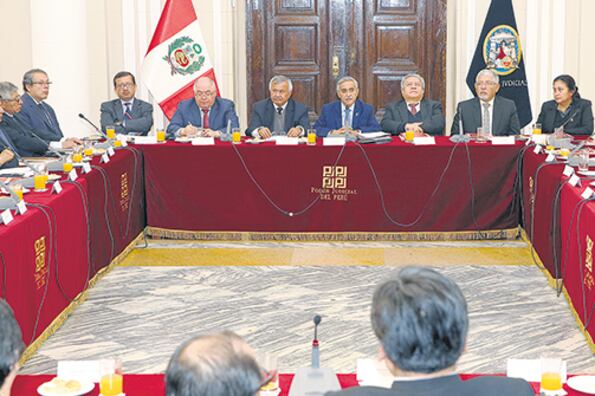 Duberly Rodríguez (centro) preside una reunión de juristas dos días antes de renunciar.