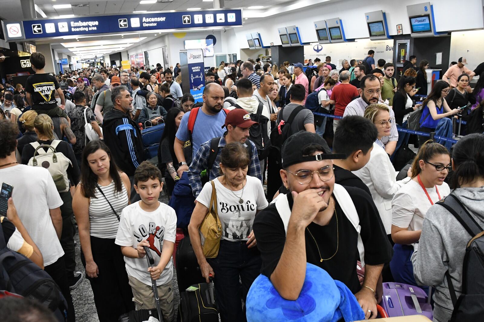 Las demoras en Aeroparque por la tormenta complicaron a los pasajeros