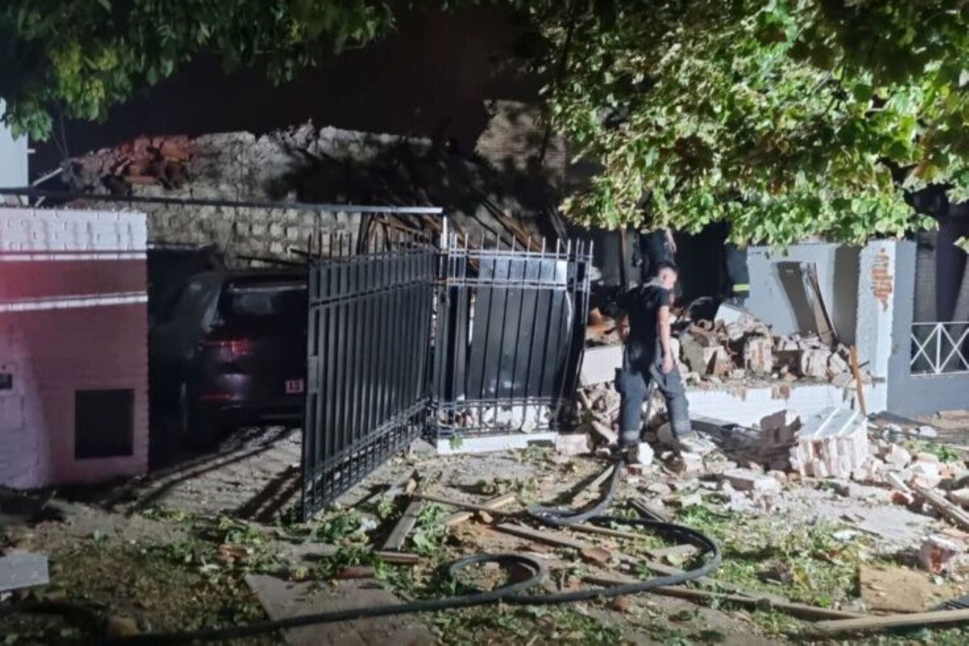La casa que explotó por escape de gas, en la ciudad de Santa Fe, quedó reducida en gran parte a escombros. El matrimonio había regresado de vacaciones en Buenos Aires. 