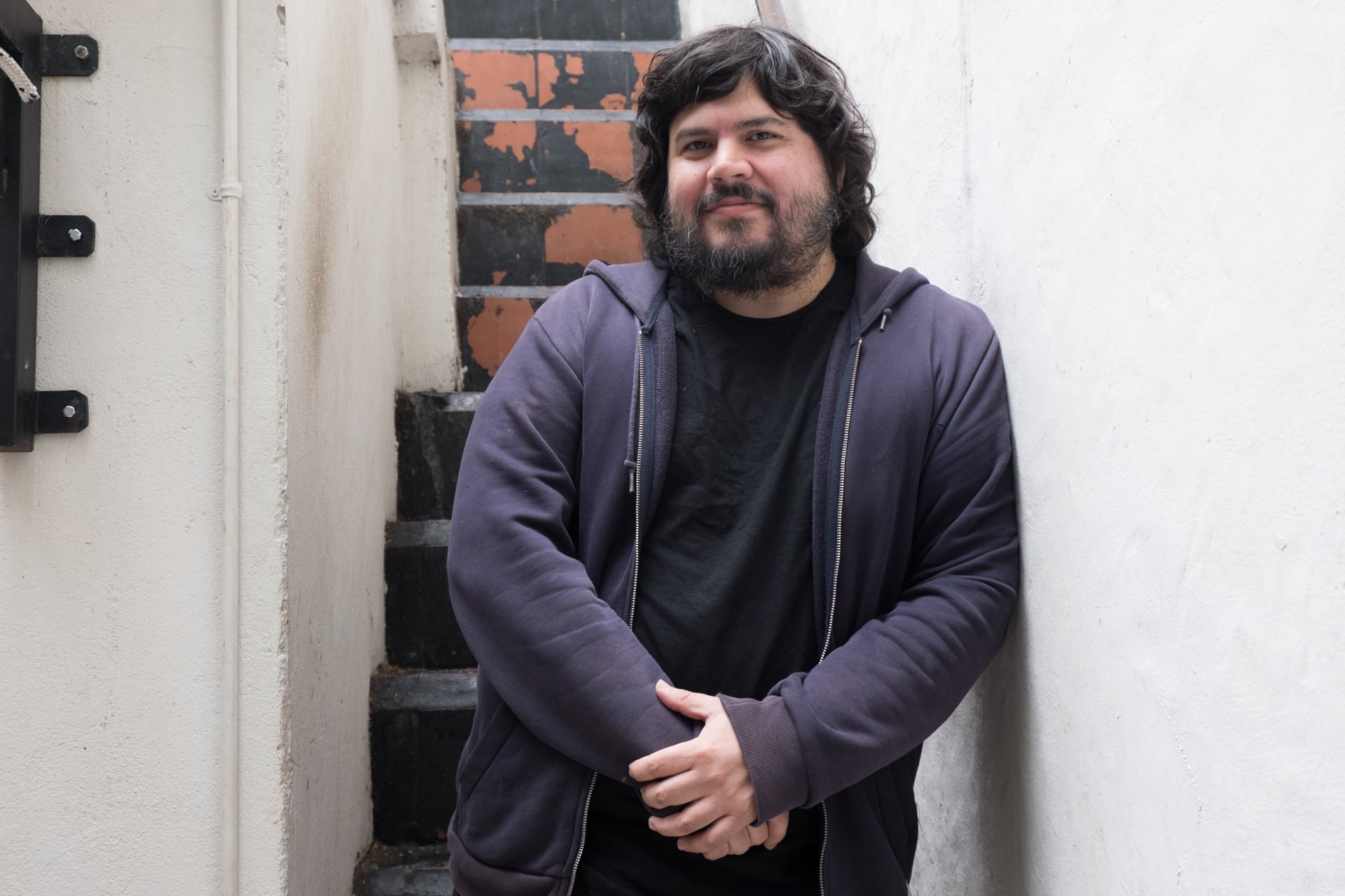 El cantante de El mató a un policía motorizado seguirá bancando su obra en solitario con un stream desde Pura Vida.