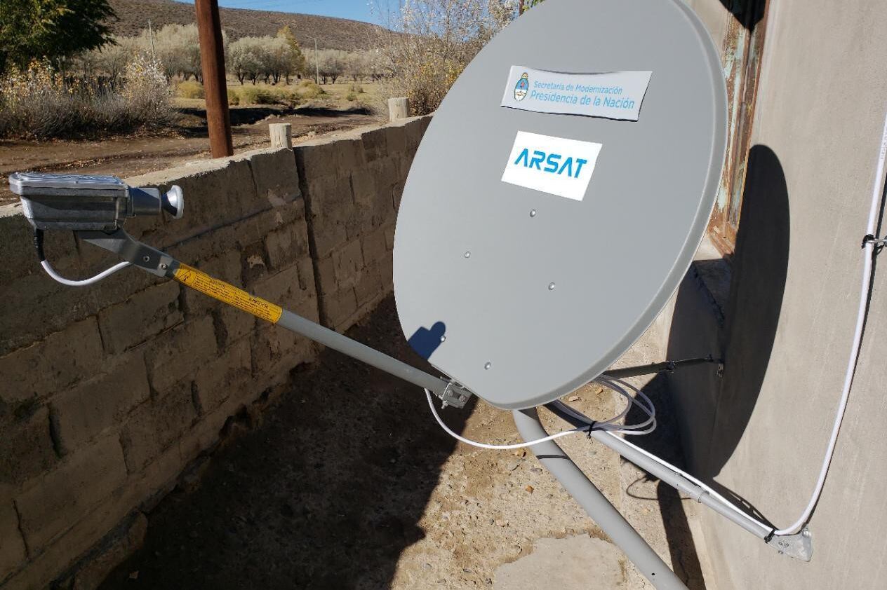 Las antenas son de Hughes, pero tapan la marca con una calcomanía de Arsat.