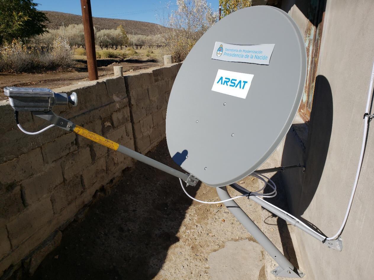 Las antenas son de Hughes, pero tapan la marca con una calcomanía de Arsat.