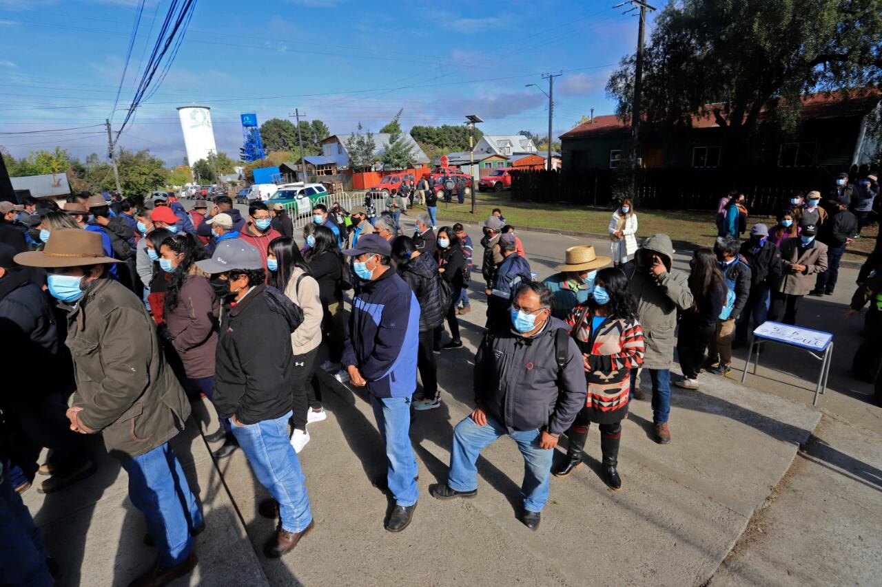 Fila en Temuco para vota en la megaelección chilena.