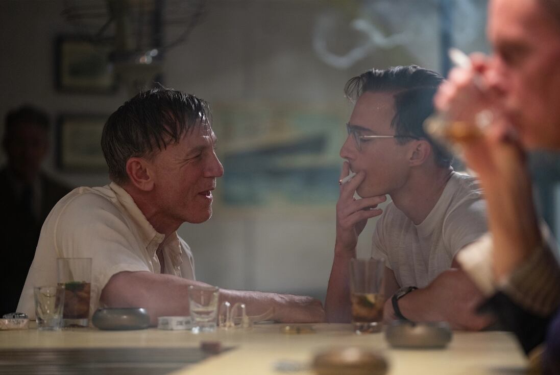 Daniel Craig y Drew Starkey en Queer