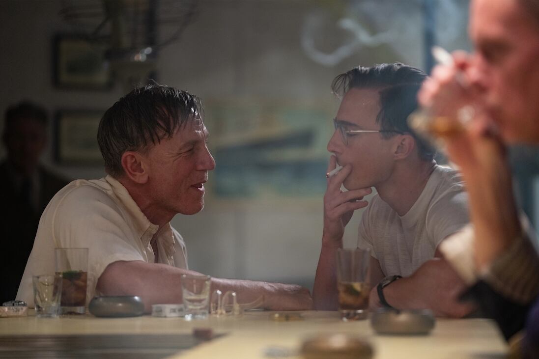 Daniel Craig y Drew Starkey en Queer