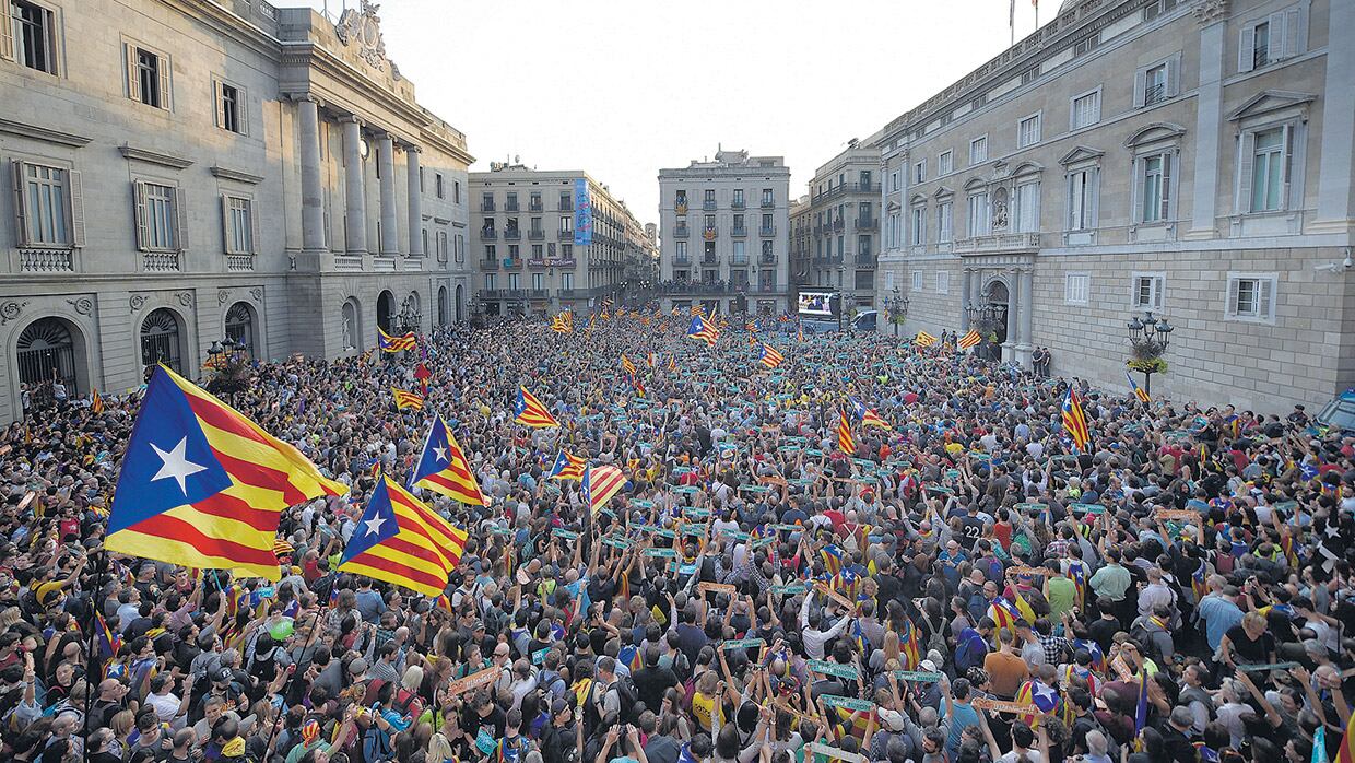 Catalanes celebran la independencia ayer en la plaza central de Barcelona.