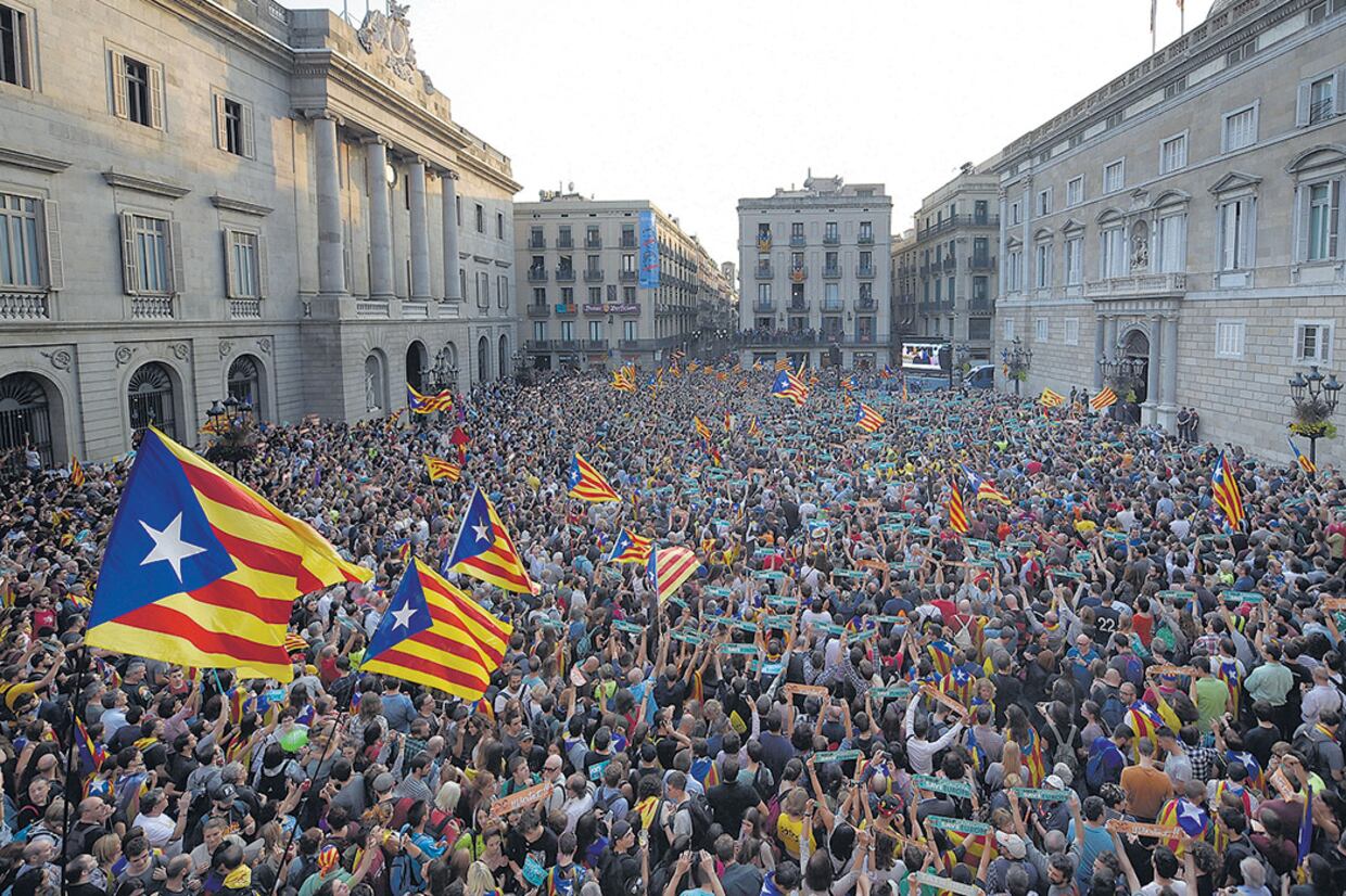 Catalanes celebran la independencia ayer en la plaza central de Barcelona.